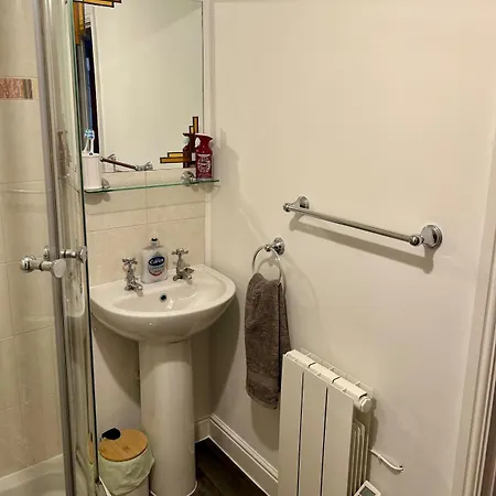 Holiday home 1 Bed Town Centre Free Private Parking Cycle Store *