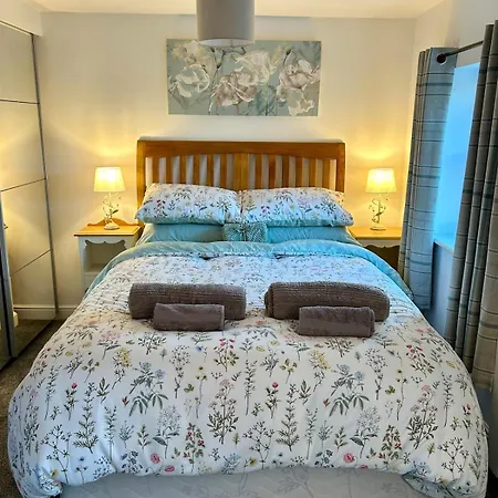 Holiday home 1 Bed Town Centre Free Private Parking Cycle Store *