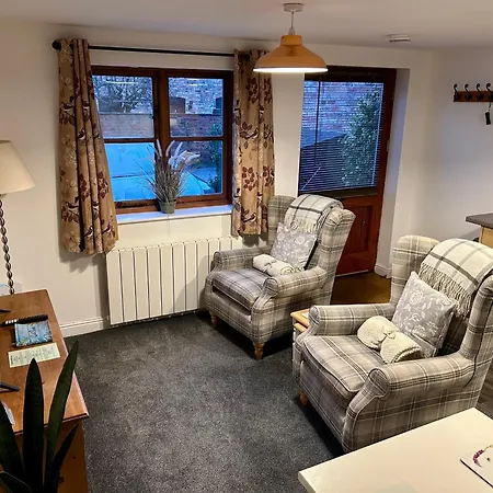 1 Bed Town Centre Free Private Parking Cycle Store