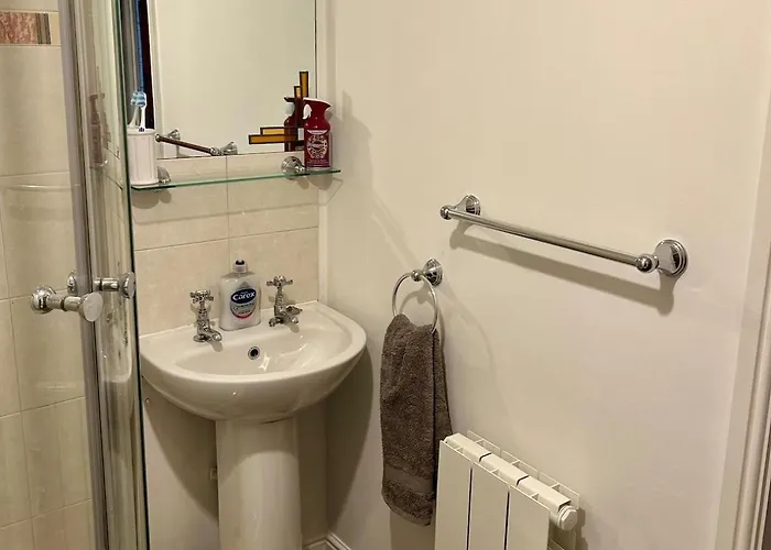 Holiday home 1 Bed Town Centre Free Private Parking Cycle Store *