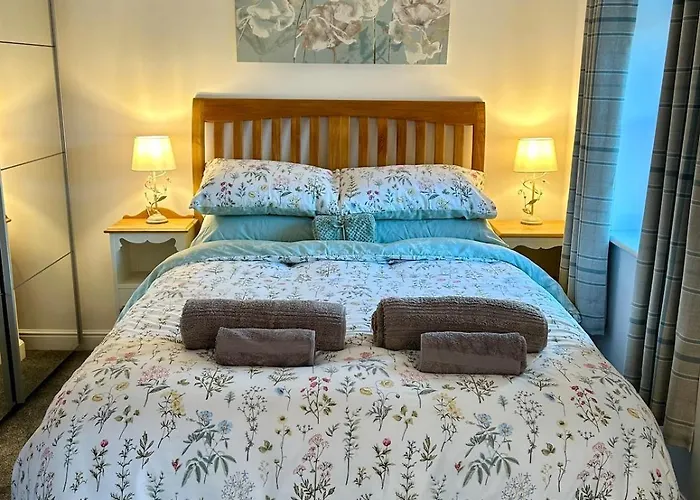 Holiday home 1 Bed Town Centre Free Private Parking Cycle Store *